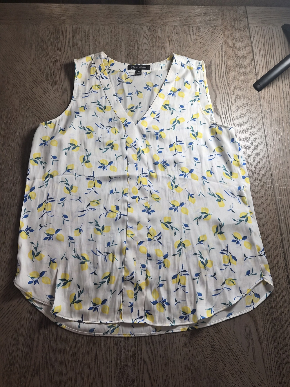 Banana Republic White Lemon-Print Sleeveless V-Neck Tank